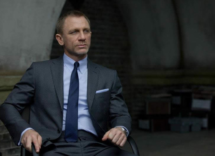 james bond assis, bouton ouvert